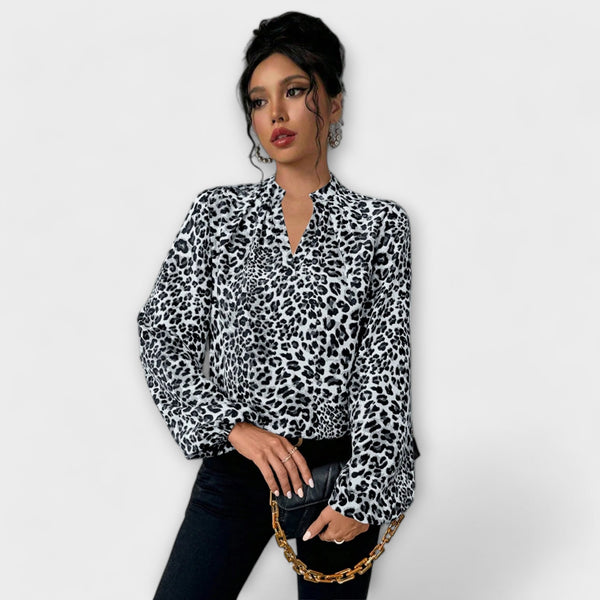 Elegant leopardmønstret bluse med V-hals