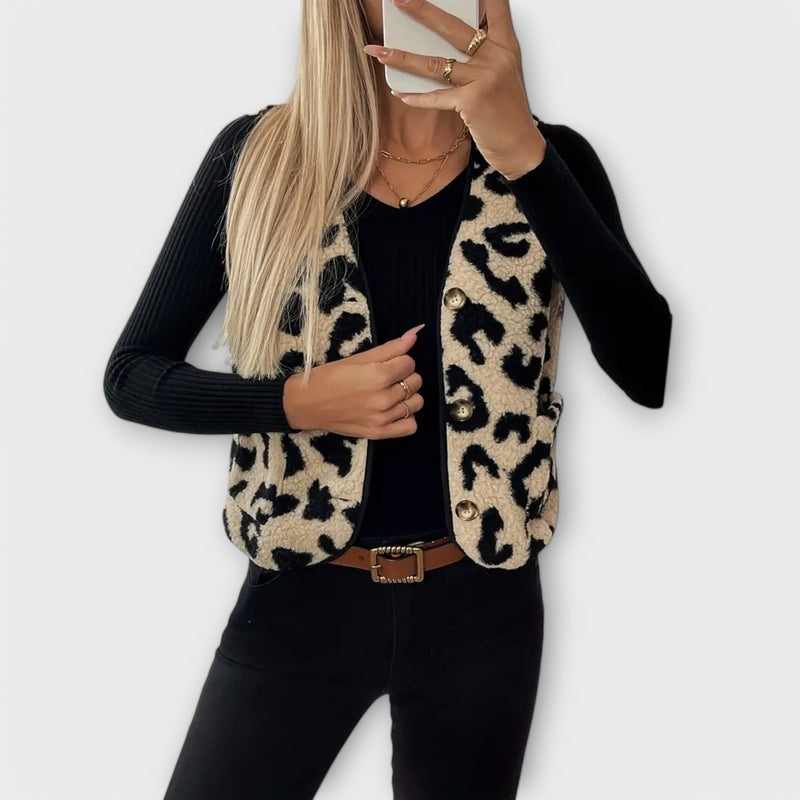 Clara – Elegant Vest med Leopardmønster og V-udskæring