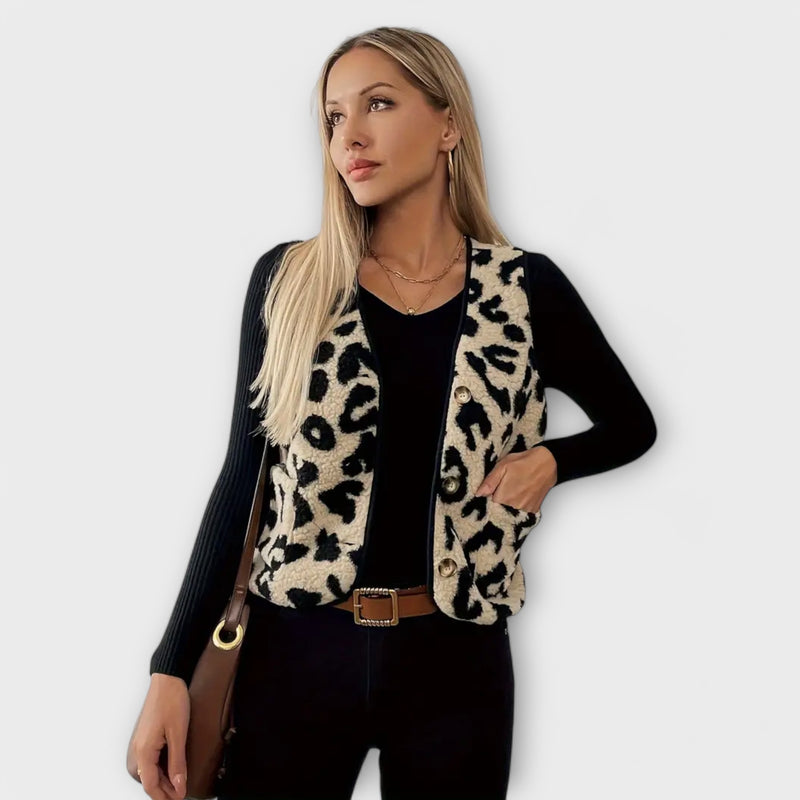 Clara – Elegant Vest med Leopardmønster og V-udskæring